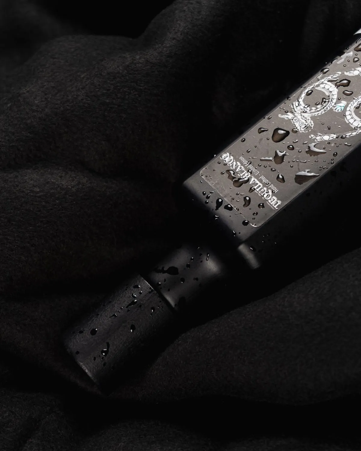 Detalle del tapón y la botella negra de Tequila Pasión 69