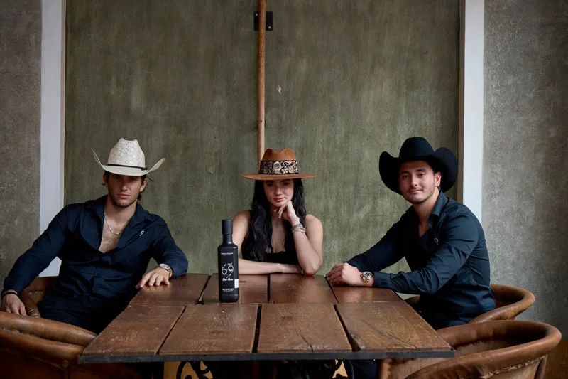 Los tres fundadores de Tequila Pasión 69 con la botella